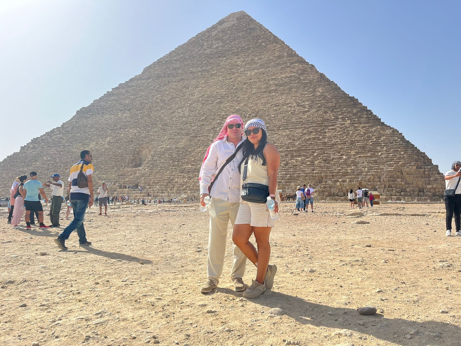 a-couple-at-the-pyramids-of-giza